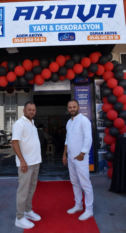 Akova Yapı ve Dekorasyon dükkânının açılış günü, kapı önünde Osman ve Adem Akova