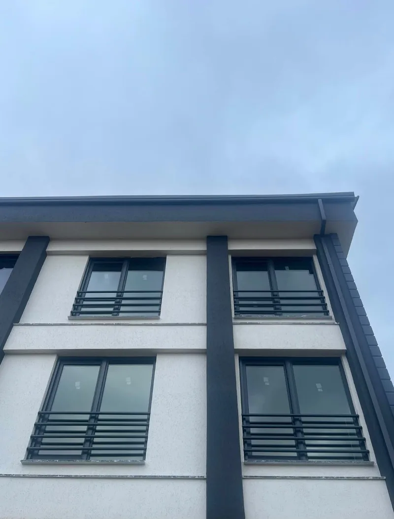 Bina cephesinde siyah alüminyum balkon korkulukları