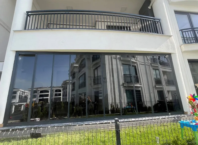 Apartman cephesinde kat kat cam balkon