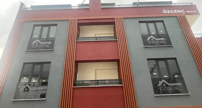 Renkli cepheli binada cam korkuluklu balkonlar