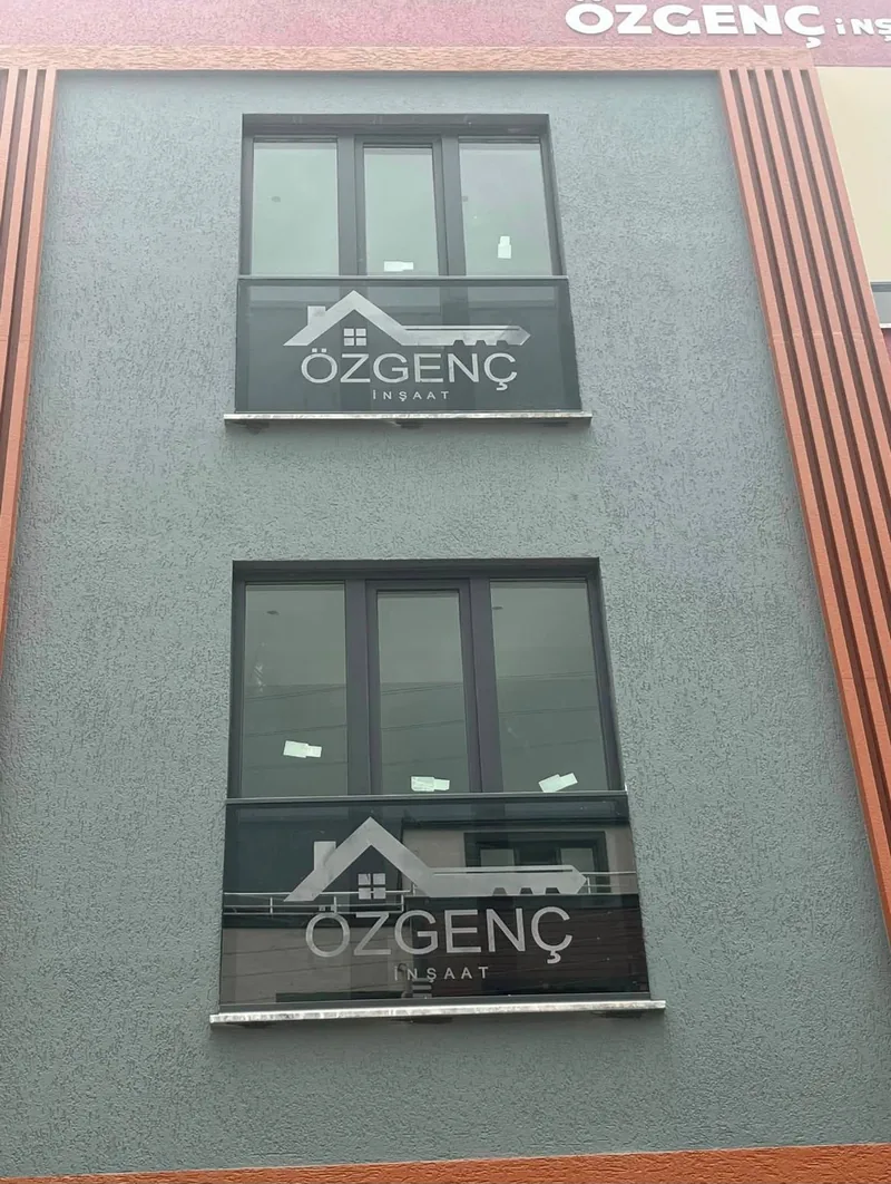 Bina cephesinde logo baskılı cam korkuluklar