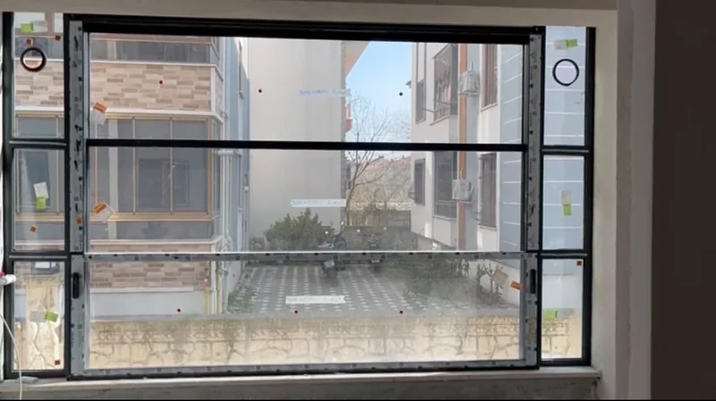 Siyah profilli üç bölmeli giyotin cam sistemi