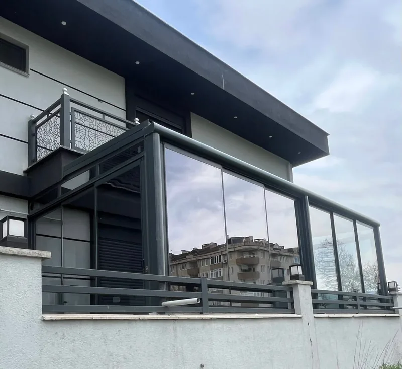 Balkonda cam ve alüminyum kış bahçesi