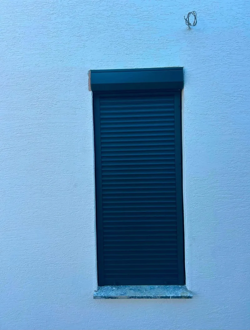 Beyaz cephede kapalı antrasit gri panjur