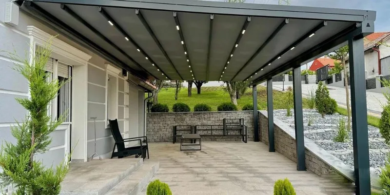 Teras boyunca uzanan LED aydınlatmalı alüminyum pergole