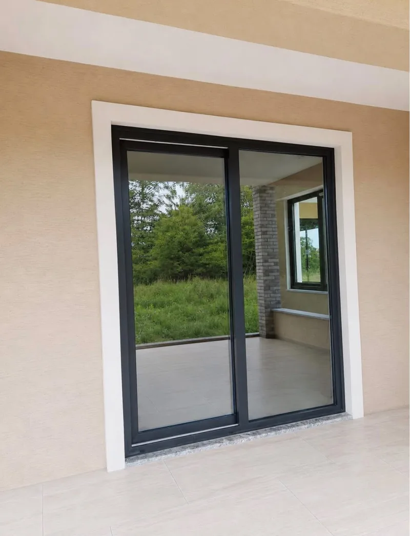 Balkona açılan geniş sürme PVC kapı