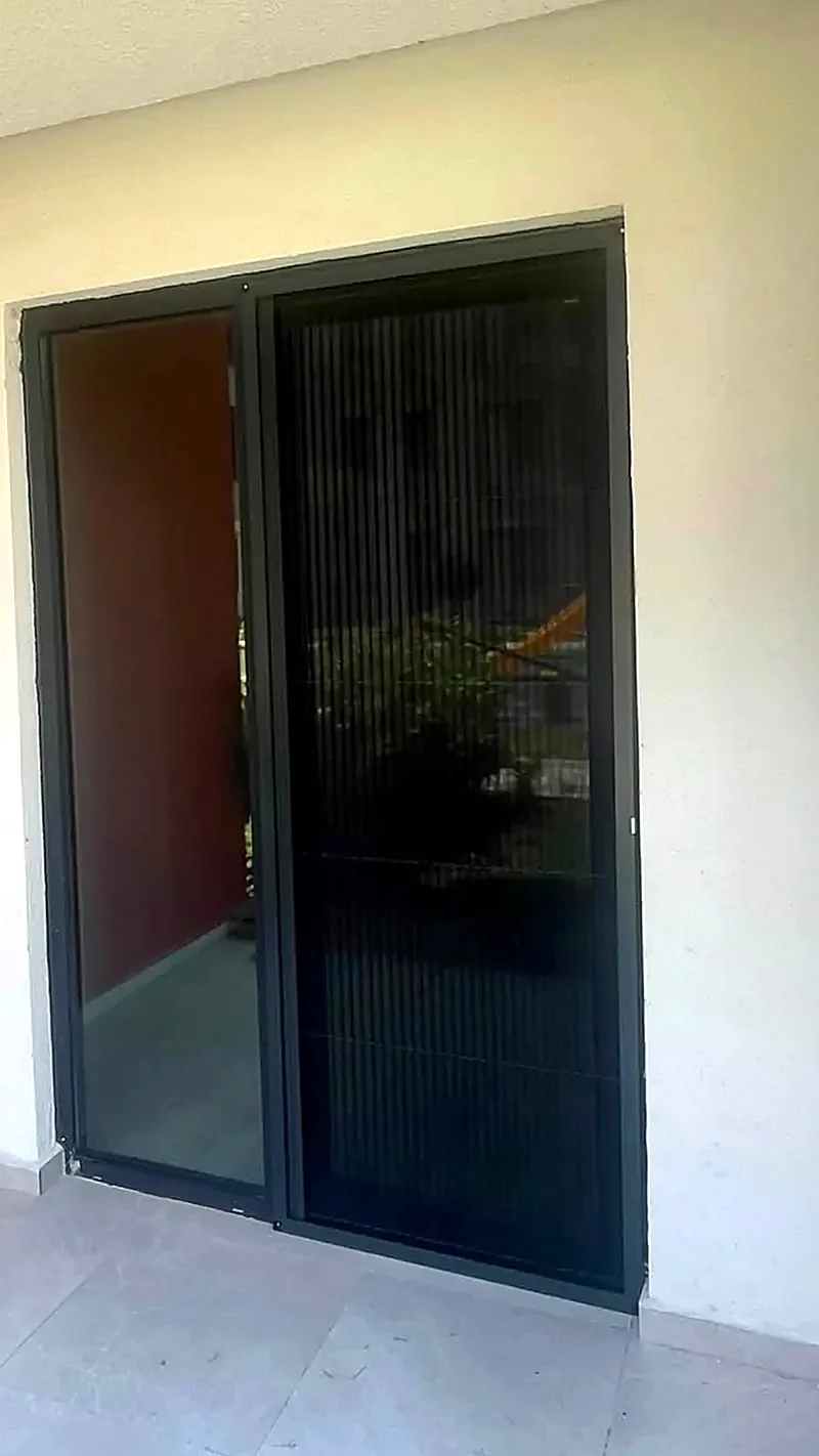 Kapıda pileli sürme sineklik