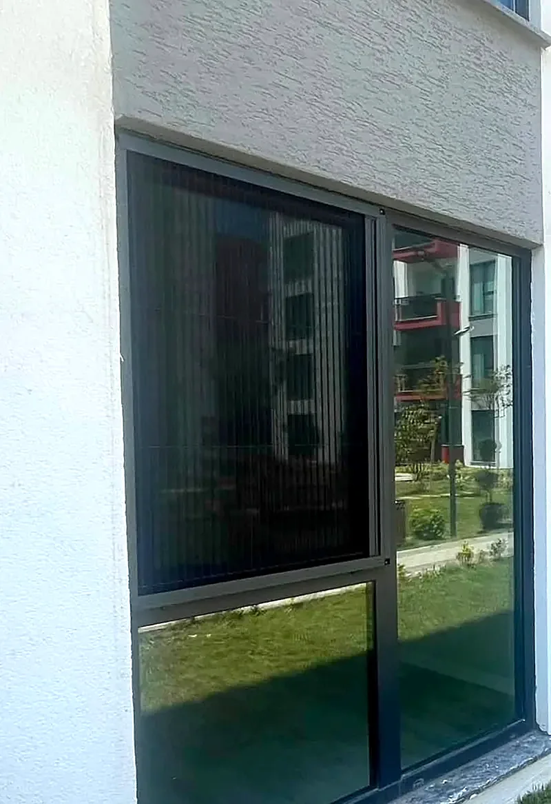 PVC doğramada plise sineklik, arkada bahçe